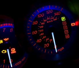 rayo rojo en el tablero del auto